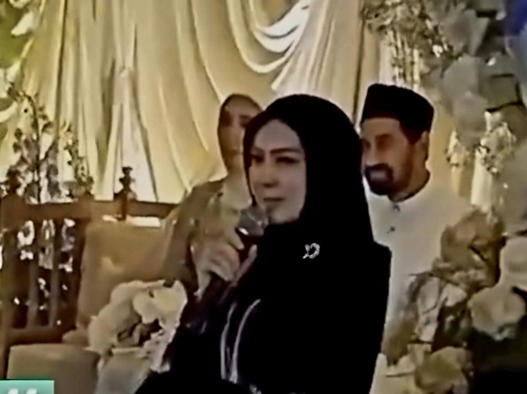 tampak-di-belakang-sosok-muzakir-manaf-duduk-bersama-perempuan-yang-diduga-istri-barunya-200120264